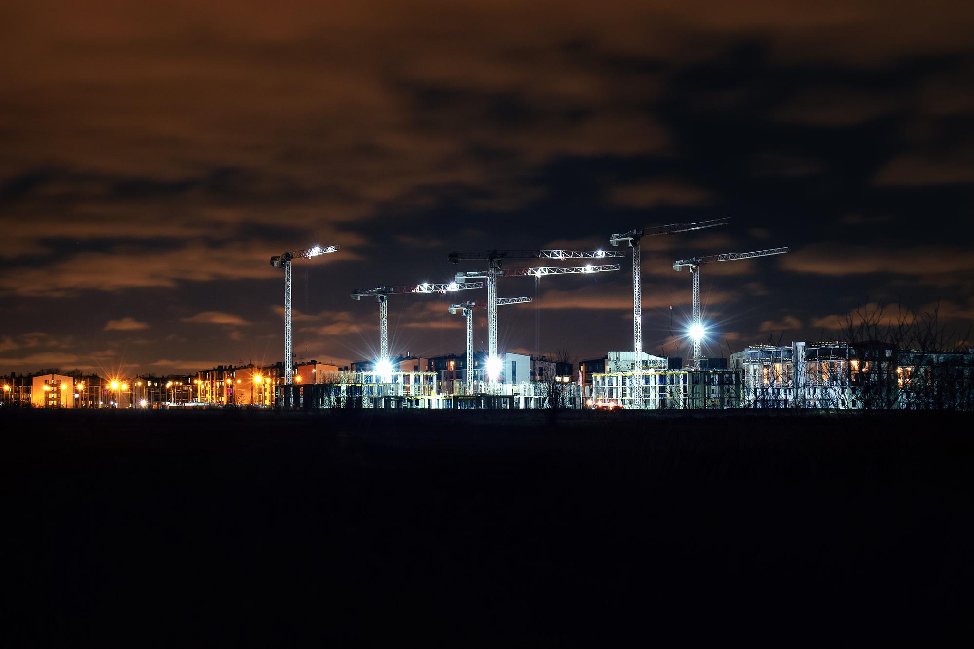 Nowoczesna elektrownia nocą z widocznymi światłami i infrastrukturą